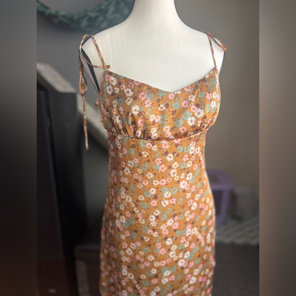 Floral Dress with Adjustable Straps - Picture 4 of 11